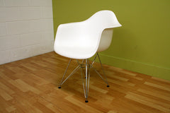 Baxton Studio Dario White Molded Plastic Chair